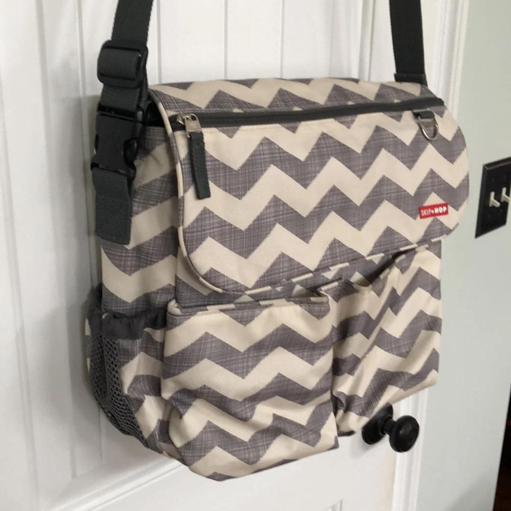 Skip Hop Diaper Bag Chevron White & Gray Changing Pad Shoulder Strap!